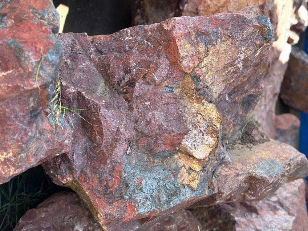 Камни для ландшафтного дизайна красно-фиолетовые 10-60 килограмм купить в Шатуре