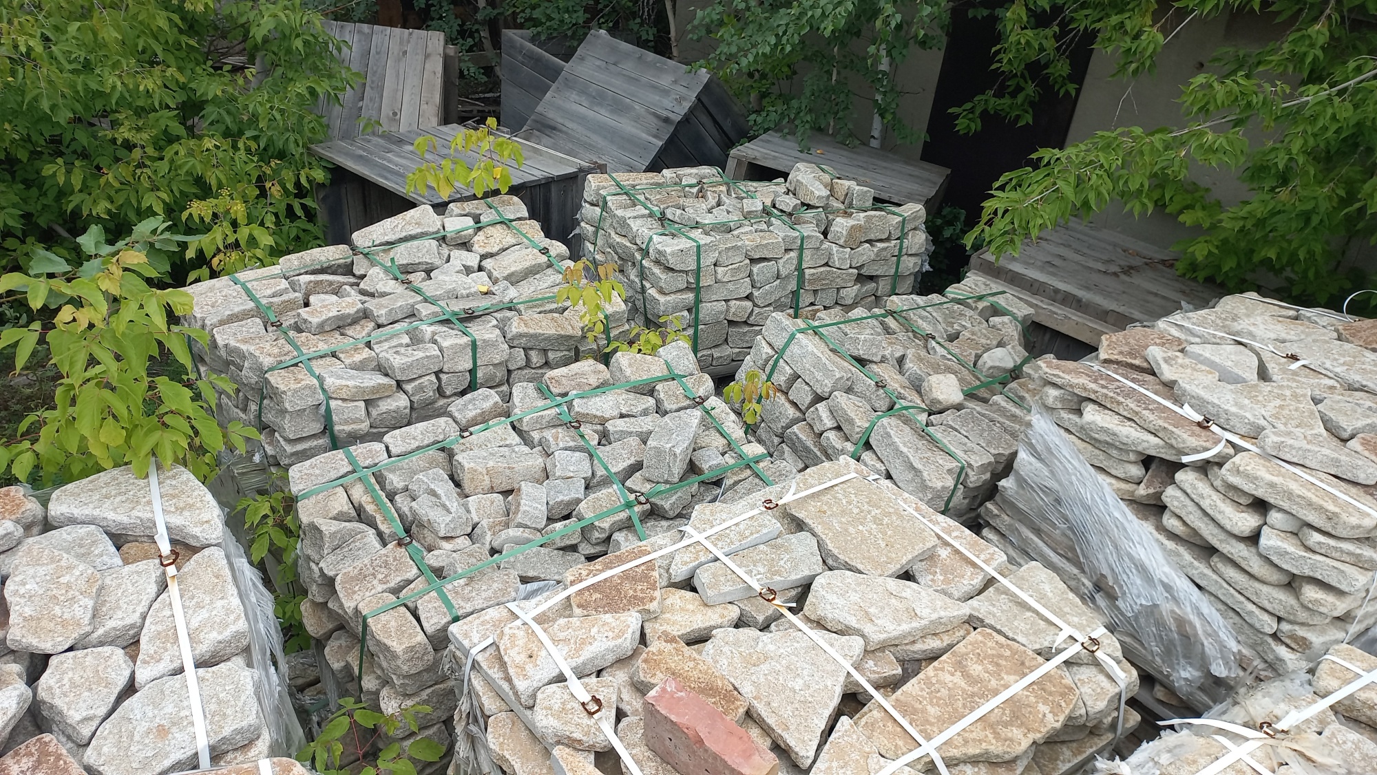 Плитняк галтованный гранитный для ландшафтного дизайна купить в Шатуре