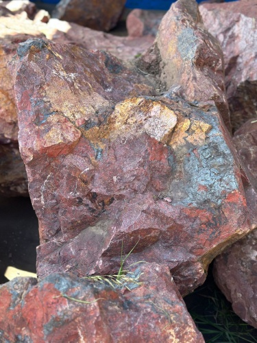 Камни для ландшафтного дизайна красно-фиолетовые 10-60 килограмм купить в Шатуре