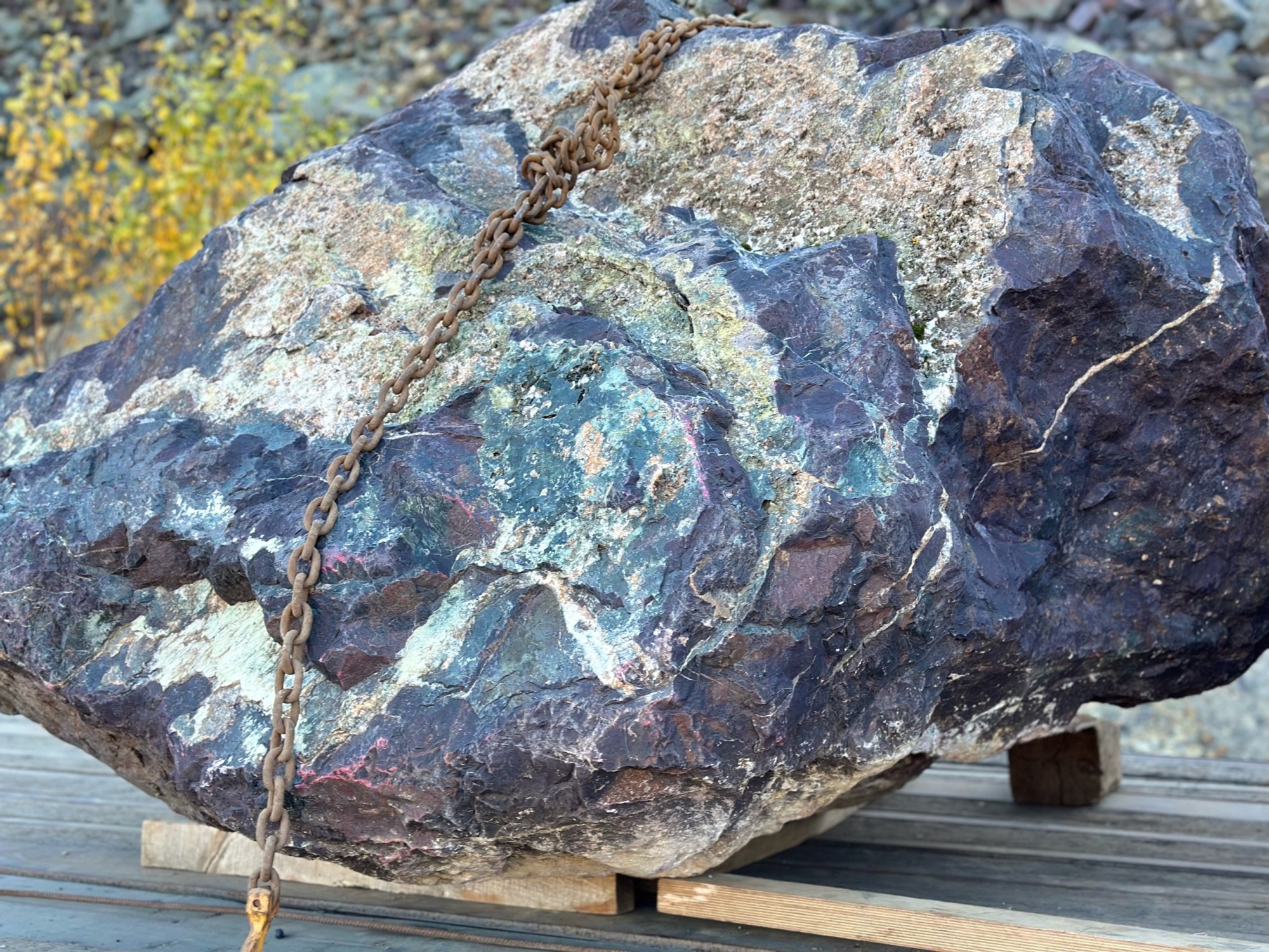 Огромные красно-фиолетовые валуны для ландшафтного дизайна весом более 5 тонн купить в Шатуре