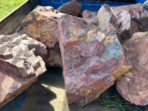 Ландшафтные глыбы красно-фиолетовые 200-1000 килограмм купить в Шатуре