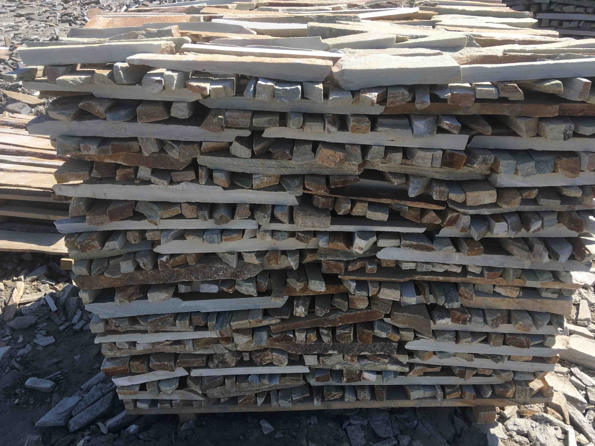 Горбушка златолит золотистый для облицовки купить в Шатуре