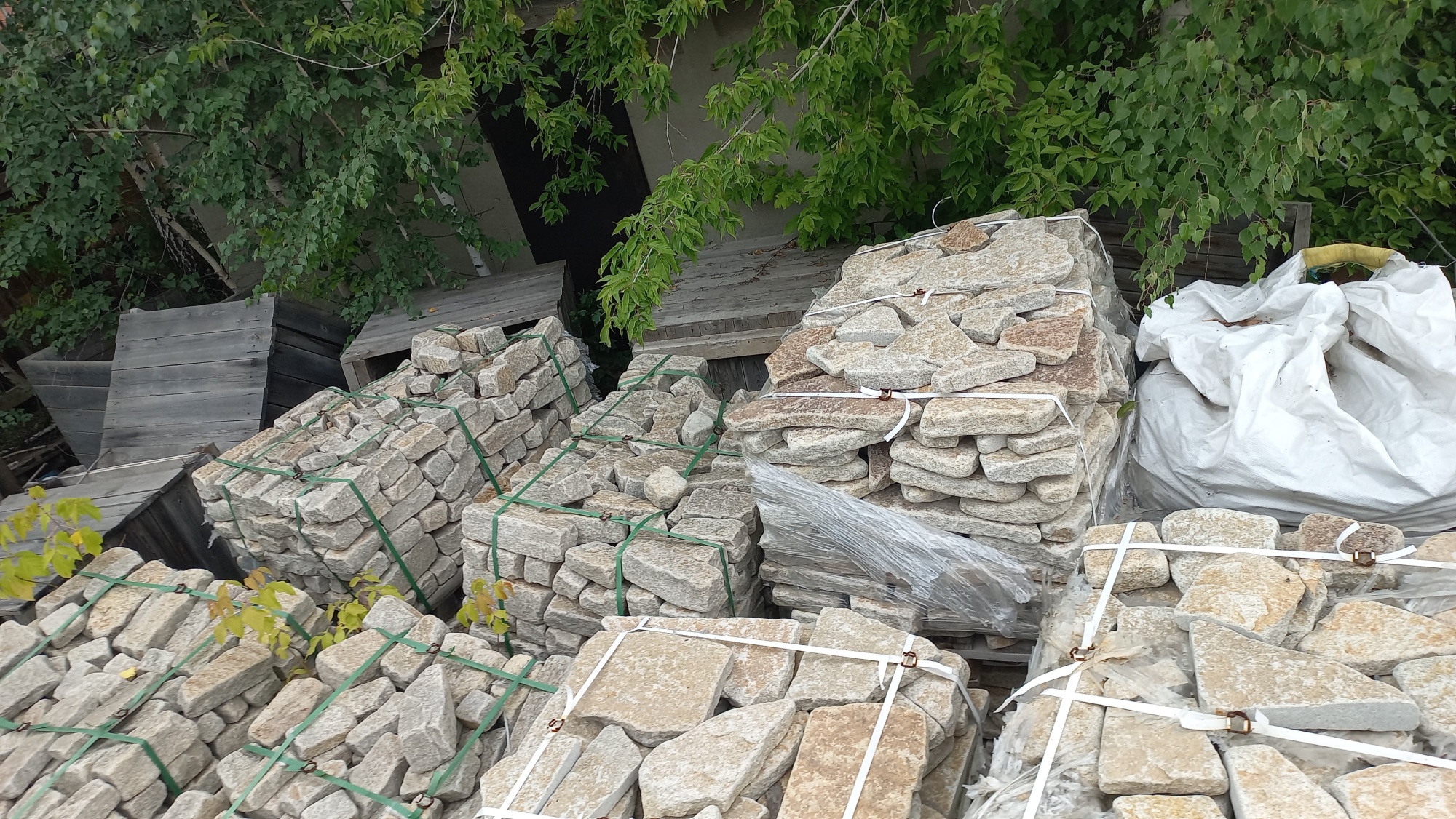 Плитняк гранитный галтованный купить в Шатуре