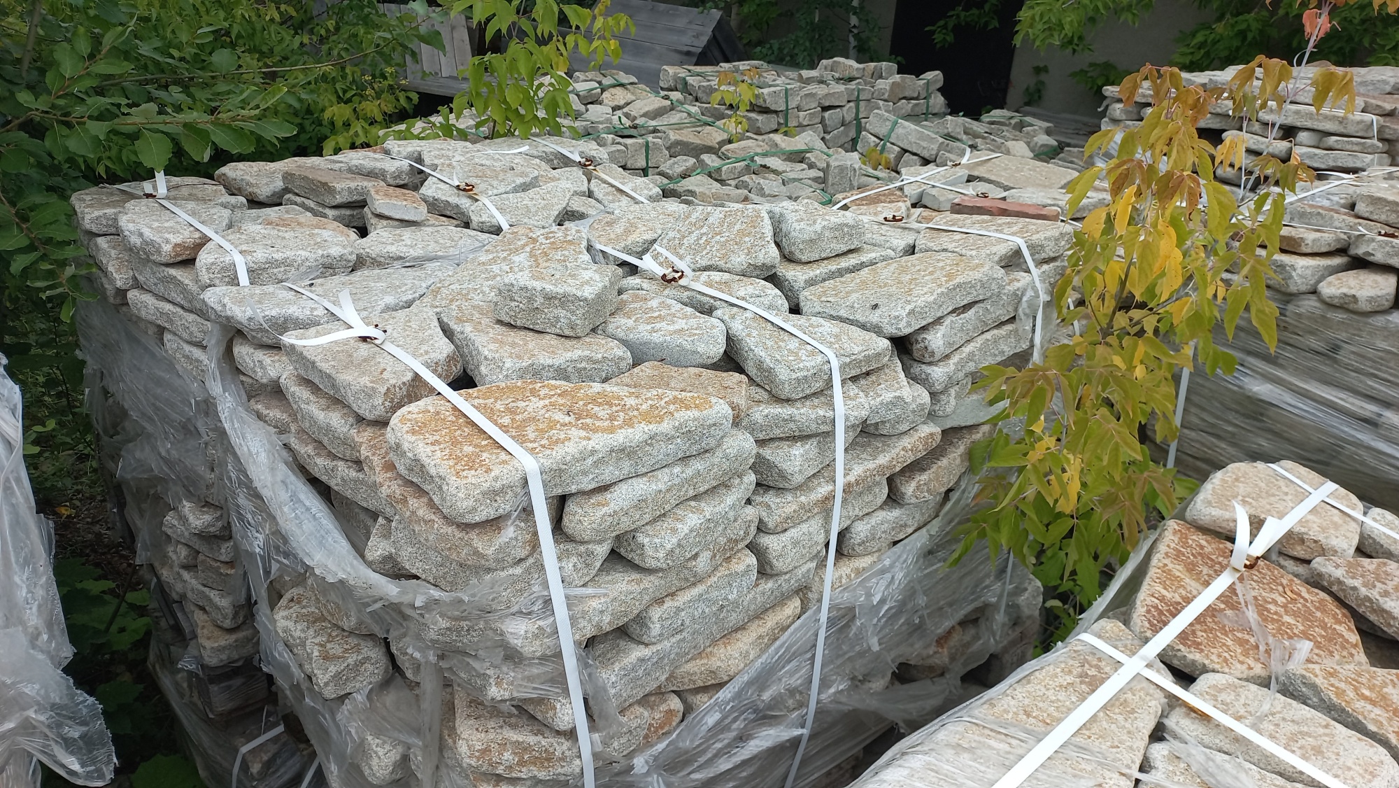 Плитняк галтованный гранитный для ландшафтного дизайна купить в Шатуре