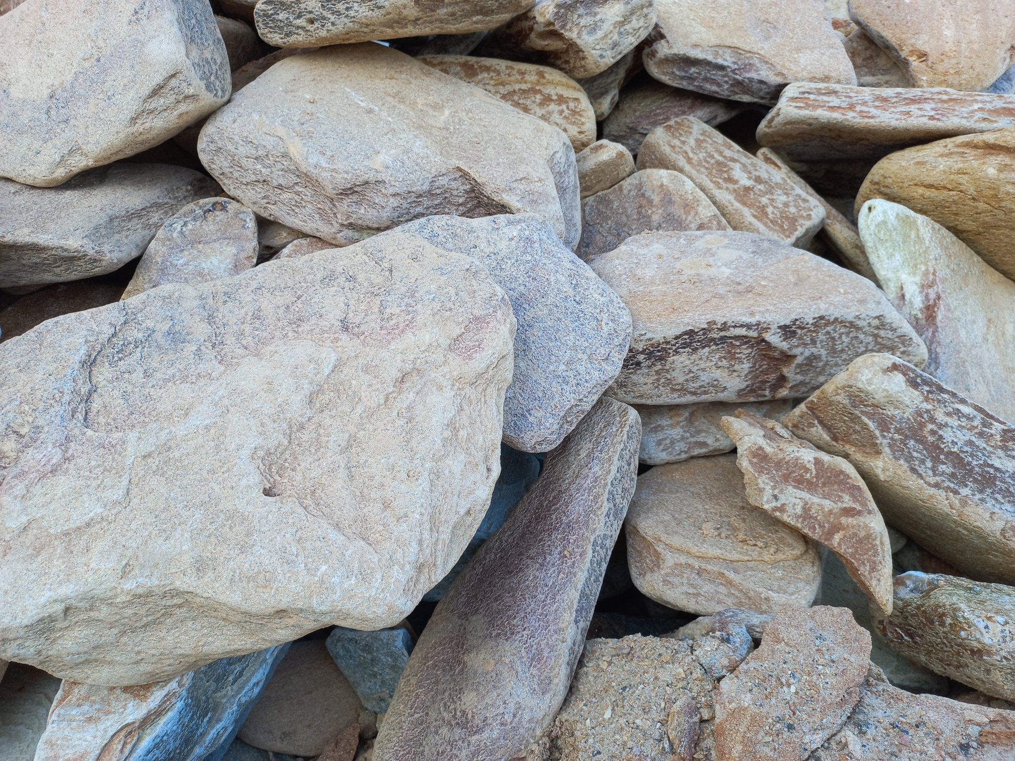 Златолит жёлтый, жёлто-зелёный глыбки и валуны для ланшафтного дизайна купить в Шатуре