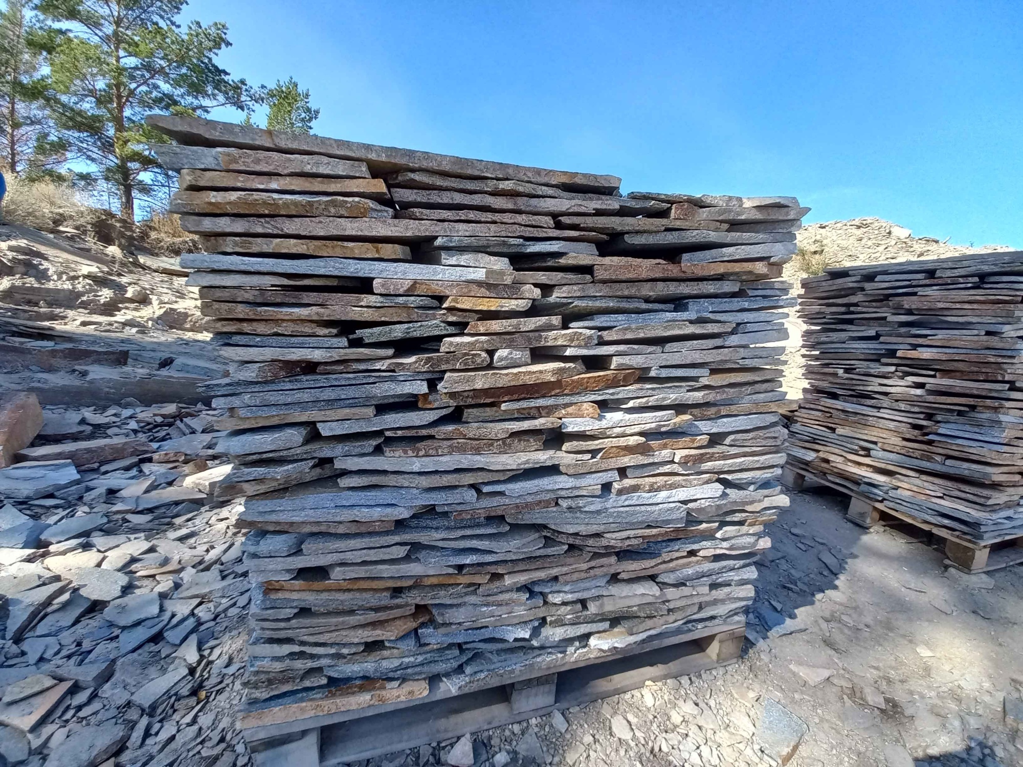 Плитняк златолит серебристый для фасада купить в Шатуре