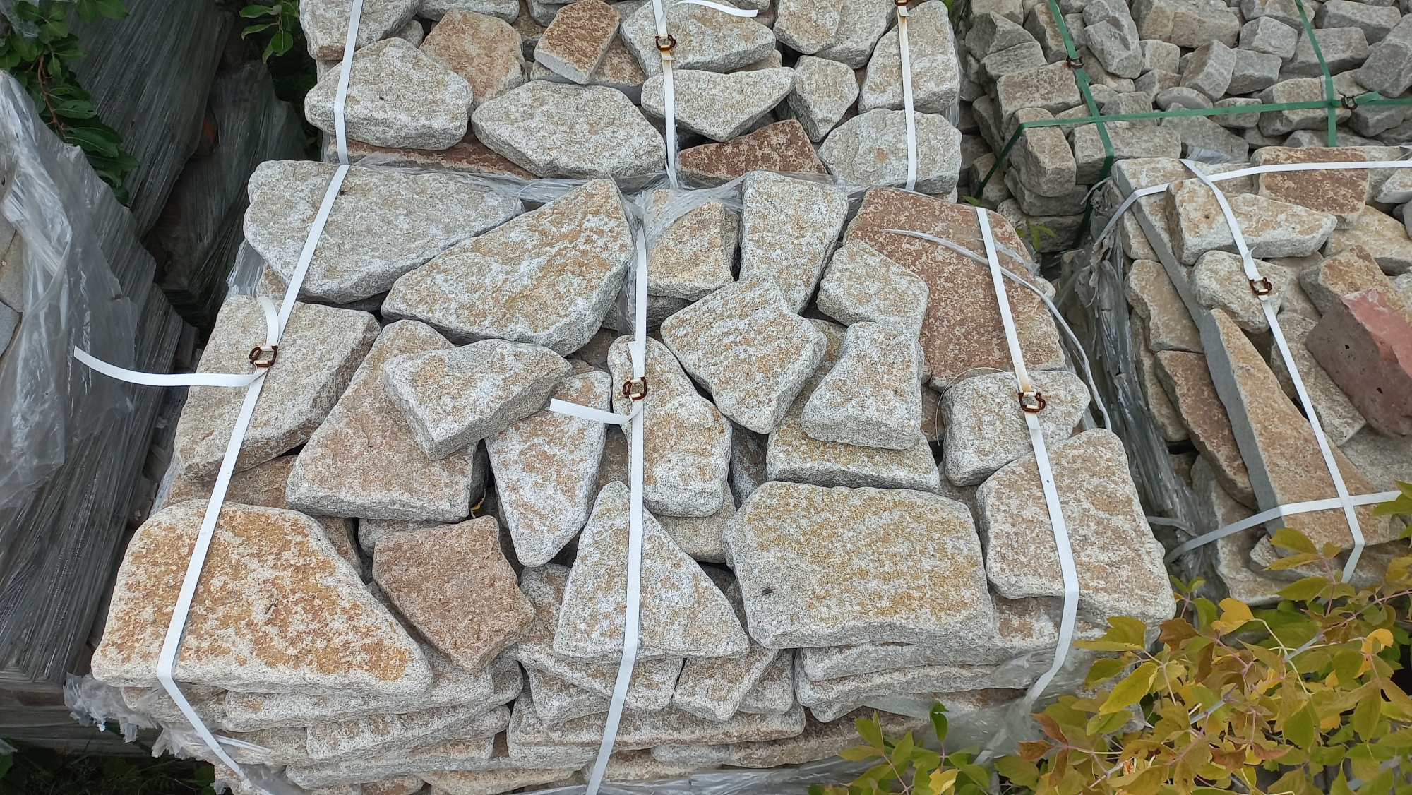 Плитняк галтованный гранитный для ландшафтного дизайна купить в Шатуре