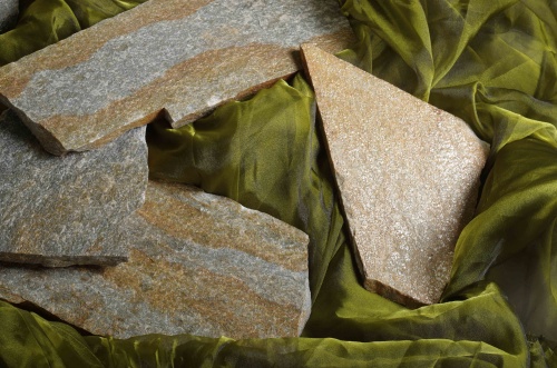 Плитняк златолит Уральский для цоколя, отмостки купить в Шатуре